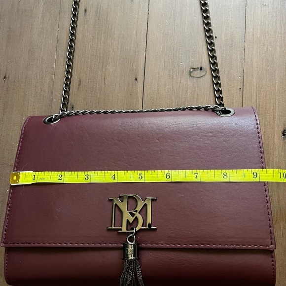 Badgley Mischka Elegant Burgundy Chain Shoulder Bag - Picture 2 of 7